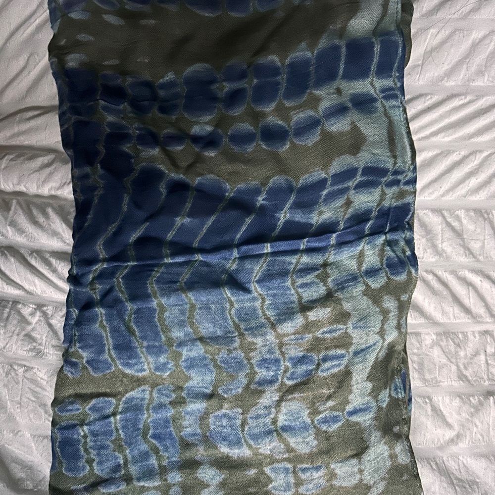 Elegant Blue and Gray Scarf